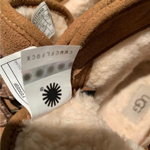 UGG Brown Rain and Snow Boots with Rubber Sole and Leather Upper - Picture 9 of 9